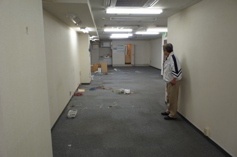 端から見ると長ーい空間（右側に写っているのが大家さんの梅本さん）